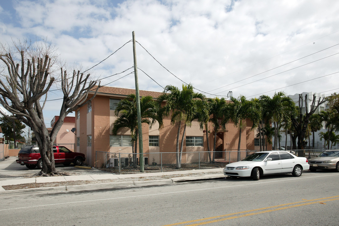 313 W 10th St in Hialeah, FL - Foto de edificio