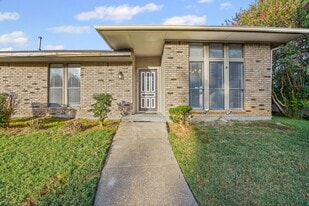 1340 Grand Teton Dr in Desoto, TX - Building Photo