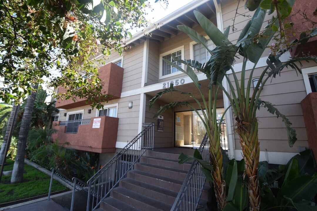 21350 Parthenia St in Los Angeles, CA - Building Photo