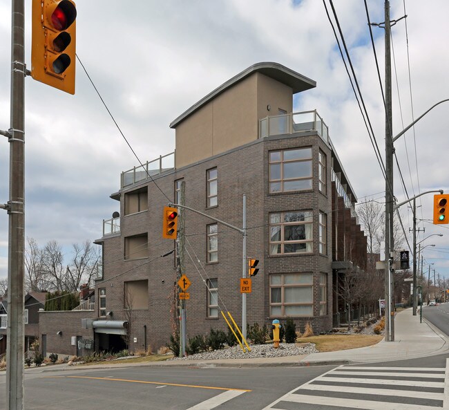 1725-1737 Kingston Rd in Toronto, ON - Building Photo - Building Photo