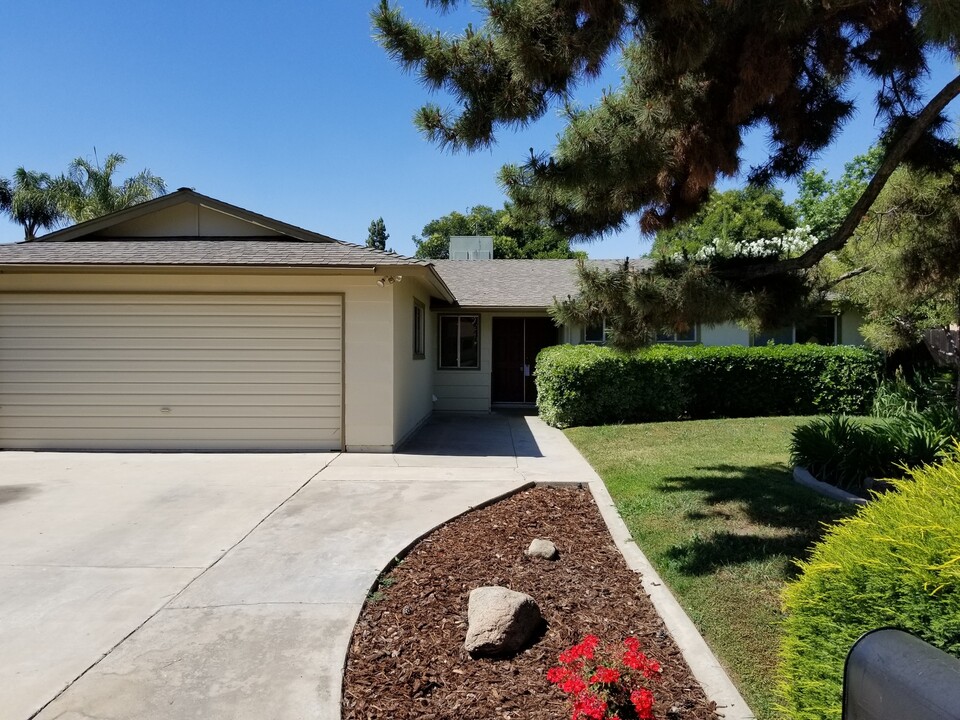 3316 W College Ave in Visalia, CA - Foto de edificio