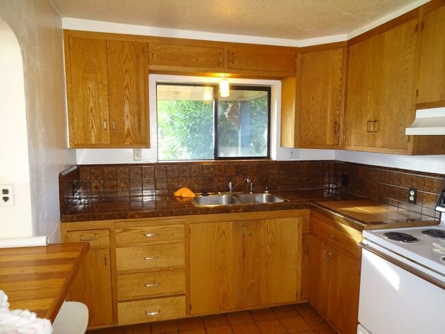 1025 Irving Rd in Eugene, OR - Building Photo - Building Photo