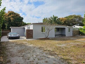 1030 NE 140th St in North Miami, FL - Foto de edificio - Building Photo