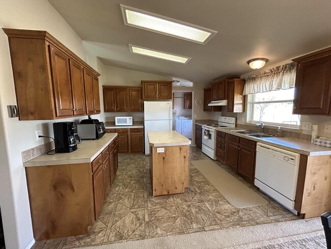 7770 Old Yellowstone Trail in Willow Creek, MT - Building Photo - Building Photo
