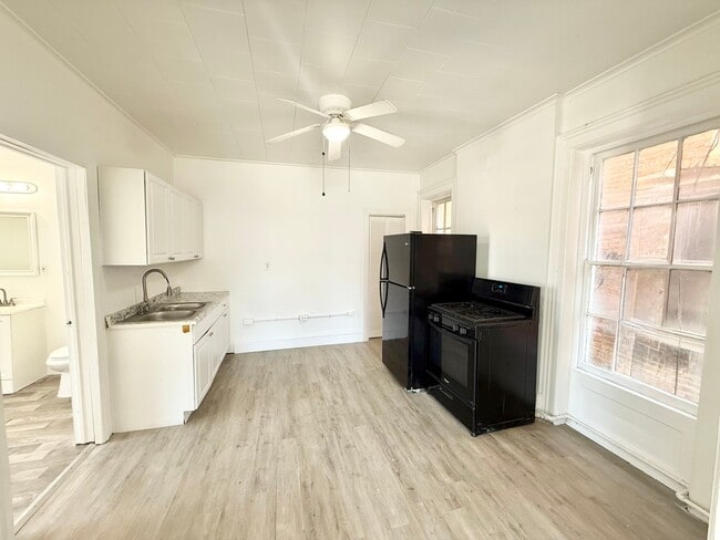 73 Saratoga Ave in Waterford, NY - Foto de edificio - Building Photo