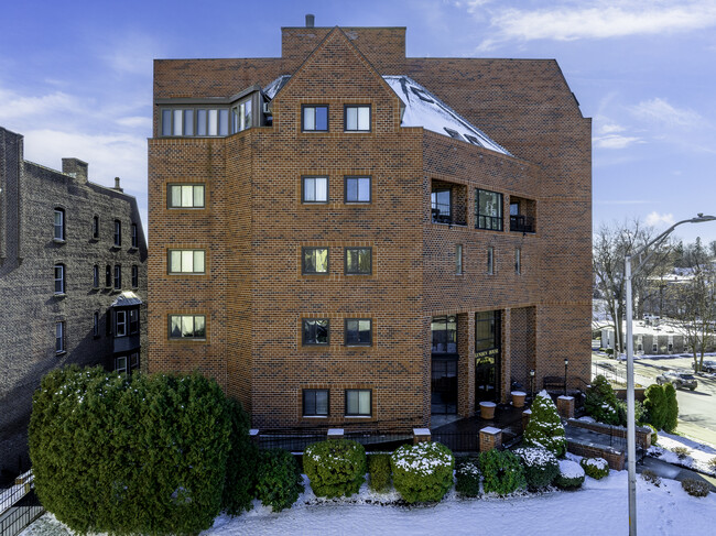 Lynden House in Worcester, MA - Foto de edificio - Building Photo