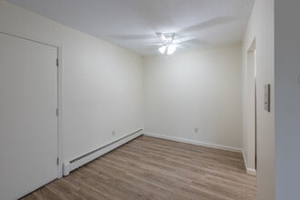 Parkway Apartments in Riverside, RI - Foto de edificio - Interior Photo