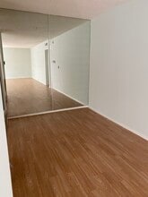 5354 Lindley Ave, Unit 305 in Encino, CA - Foto de edificio - Building Photo