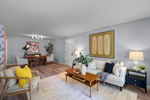 621 Broadmoor Dr in Chesterfield, MO - Building Photo