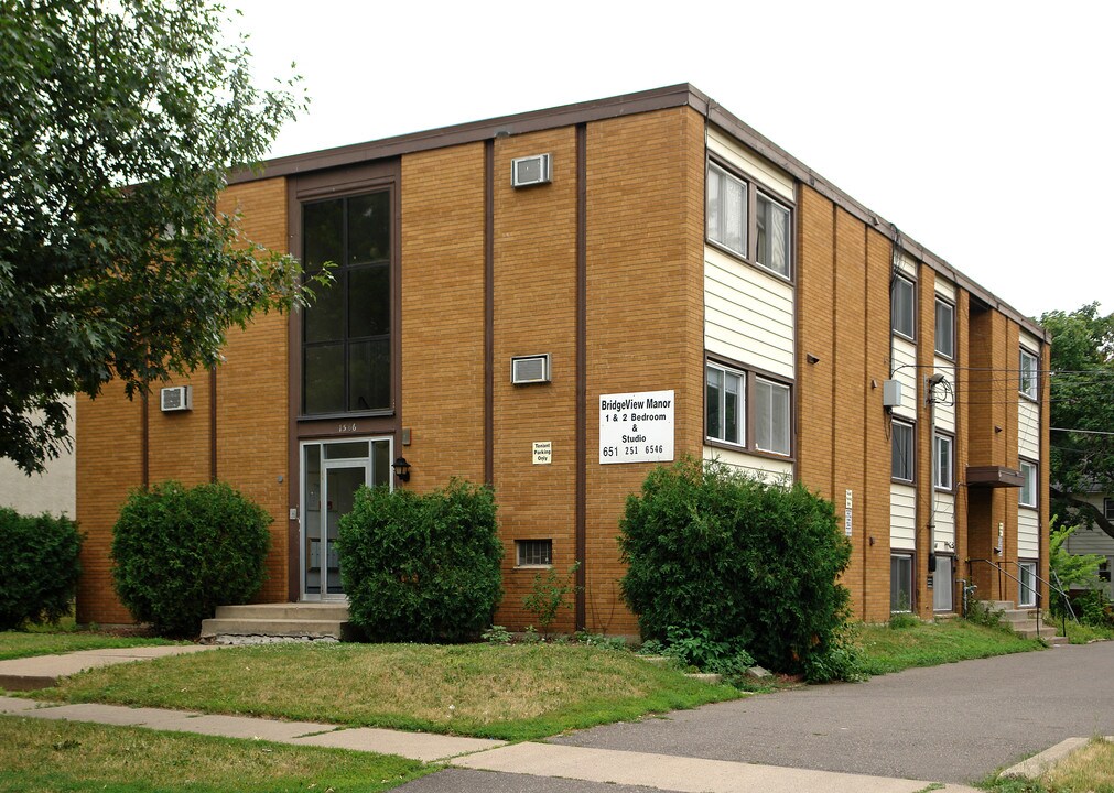 Bridgeview Manor in St. Paul, MN - Foto de edificio