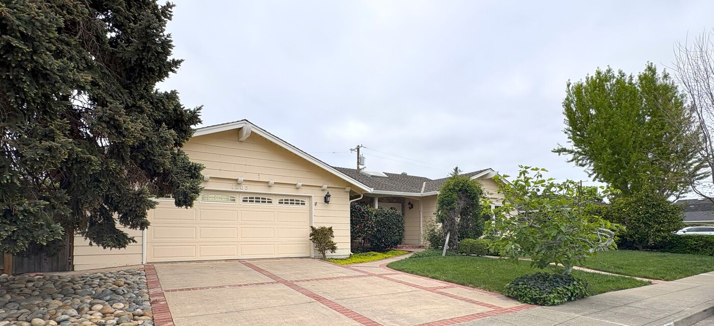 1205 Awalt Dr in Mountain View, CA - Foto de edificio