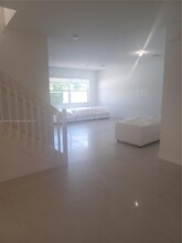 936 NE 191st St in Miami, FL - Foto de edificio - Building Photo