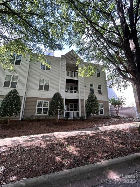 18605 Ruffner Dr in Cornelius, NC - Building Photo