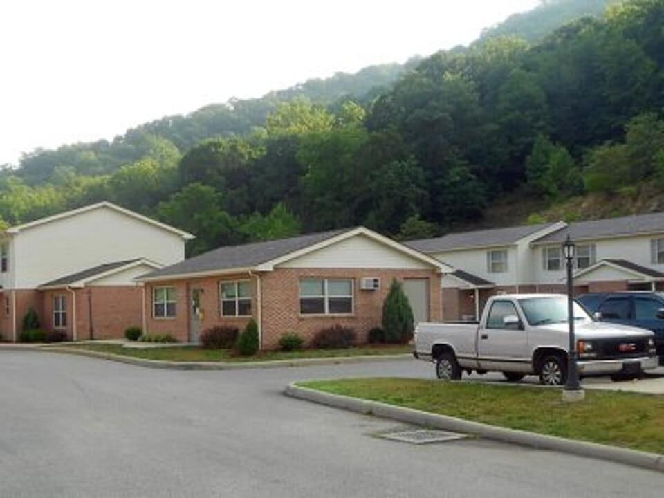 206 Pebble Dr in Moundsville, WV - Building Photo