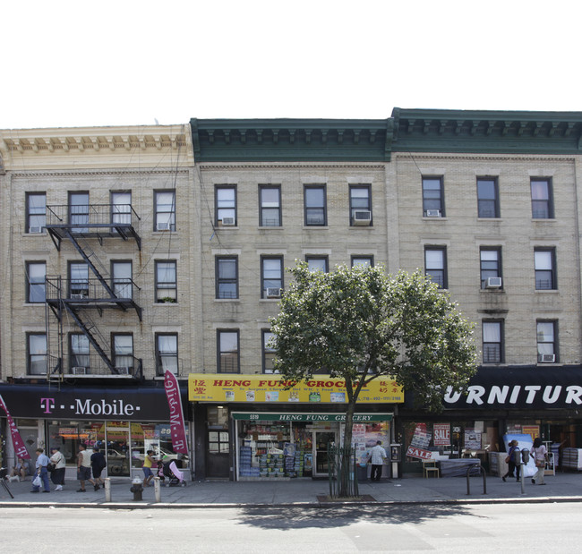 5519 Fifth Ave in Brooklyn, NY - Foto de edificio - Building Photo