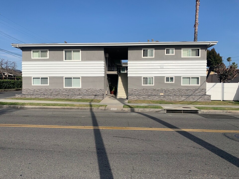 130 Valley Home Ave in La Habra, CA - Foto de edificio