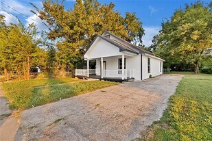 323 W Cherry St in Sherman, TX - Building Photo