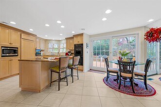 7 Robbins Ln in Great Neck, NY - Building Photo - Building Photo