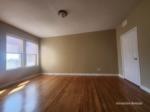 1550 N Parkside Ave, Unit 205 in Chicago, IL - Building Photo - Building Photo