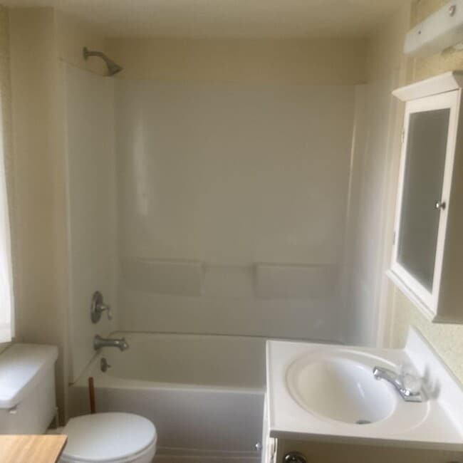 323 Prestley Rd in Bridgeville, PA - Building Photo - Building Photo