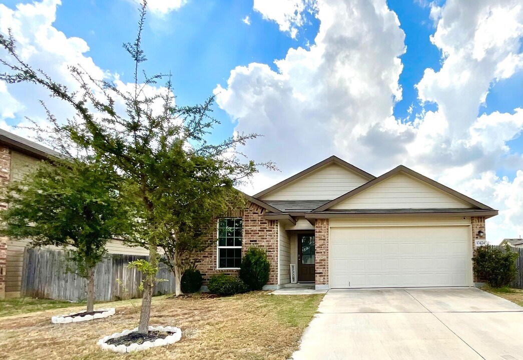 13424 Whisper Xing in San Antonio, TX - Building Photo