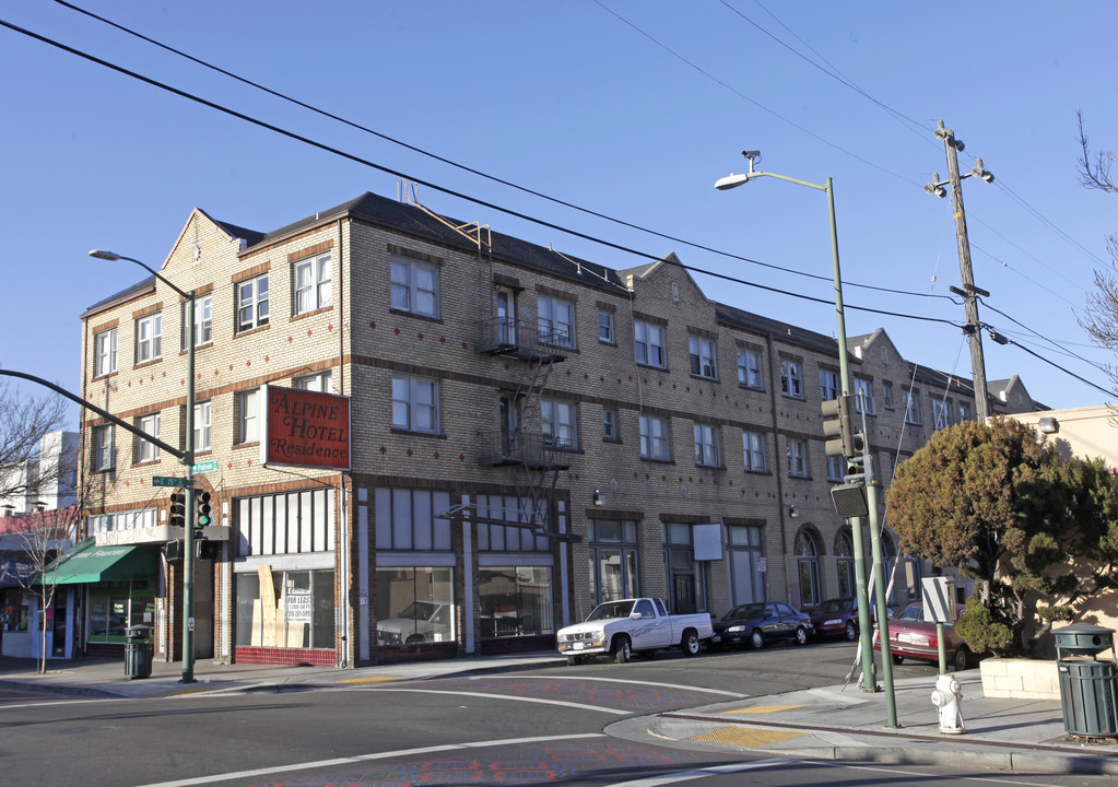 Alpine Apartments in Oakland, CA - Building Photo