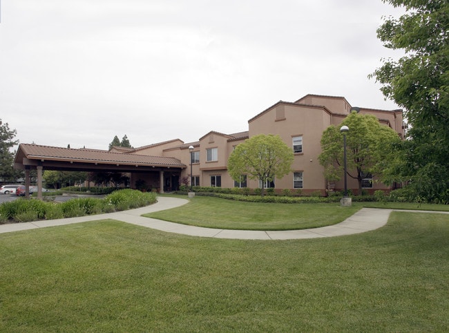 Margaret McDowell Manor in West Sacramento, CA - Foto de edificio - Building Photo