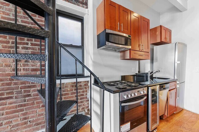 724 10th Ave in New York, NY - Building Photo - Building Photo