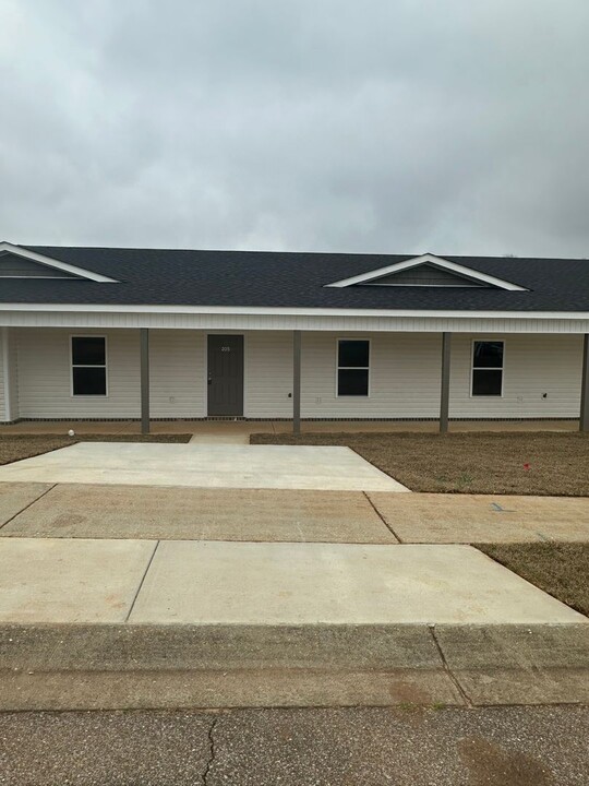 205 Charleston Dr in Enterprise, AL - Building Photo