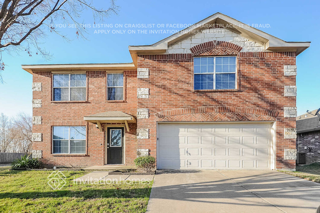 8501 Shallow Creek Dr in Fort Worth, TX - Building Photo