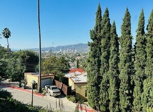 1402 Wellesley Dr in Glendale, CA - Foto de edificio - Building Photo