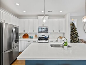 658 Blueway Ave in Summerville, SC - Foto de edificio - Building Photo