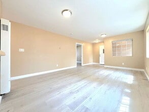 1385 E Vernon Ave in Los Angeles, CA - Foto de edificio - Building Photo