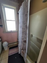 32 Rowe Ave in Hartford, CT - Building Photo - Building Photo