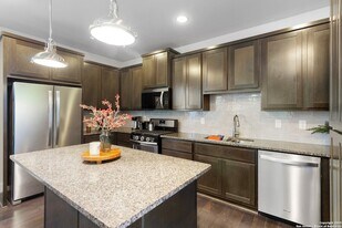 215 Claremont Ave in San Antonio, TX - Building Photo