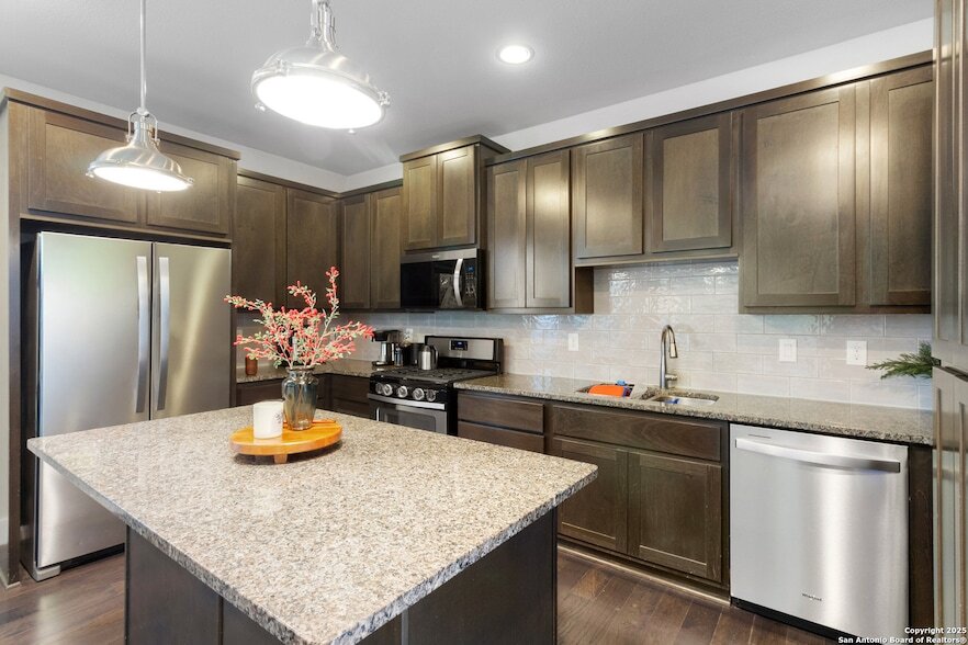 215 Claremont Ave in San Antonio, TX - Building Photo