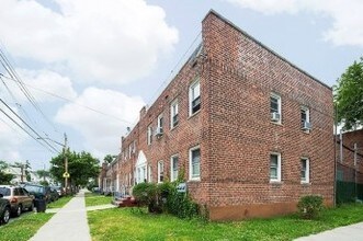 20208-20 109th Ave in Saint Albans, NY - Foto de edificio - Building Photo