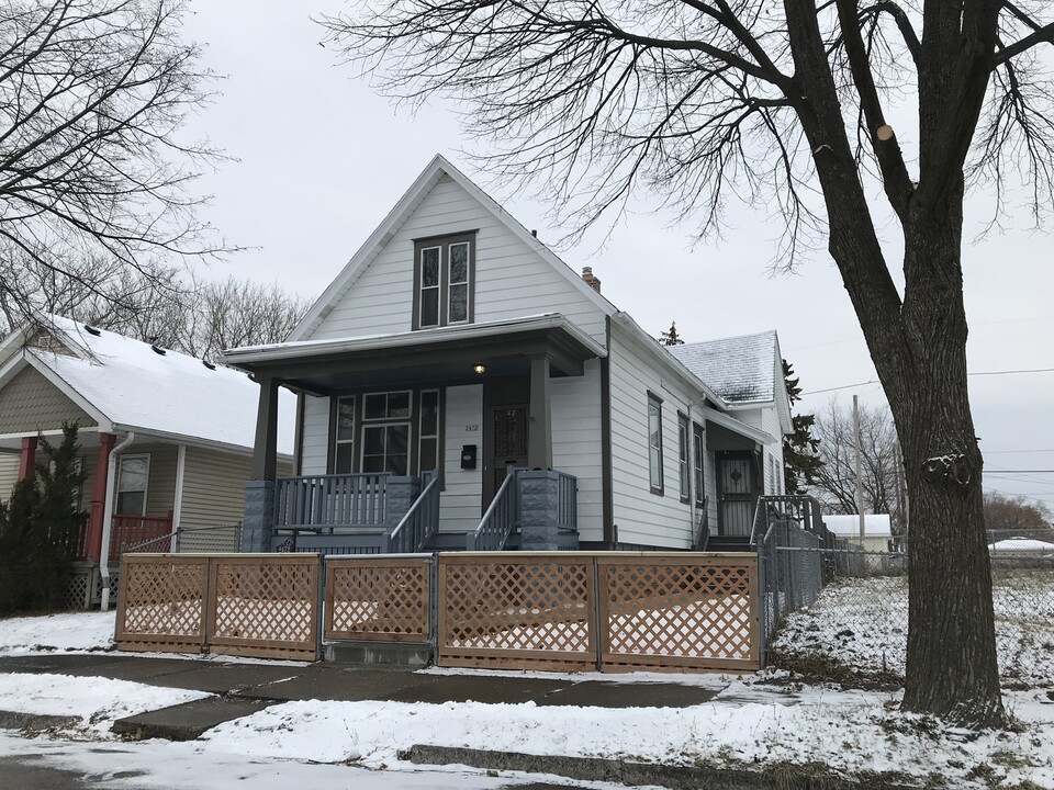 2472 W Lloyd St in Milwaukee, WI - Building Photo