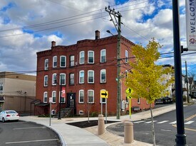 19 Divinity St in Bristol, CT - Building Photo