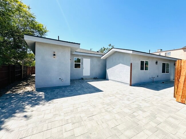 11104 Oxnard St, Unit 11104 in North Hollywood, CA - Foto de edificio - Building Photo