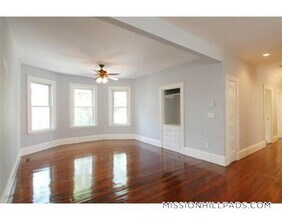 19 Parker Hill Ave, Unit 1 in Boston, MA - Foto de edificio - Building Photo