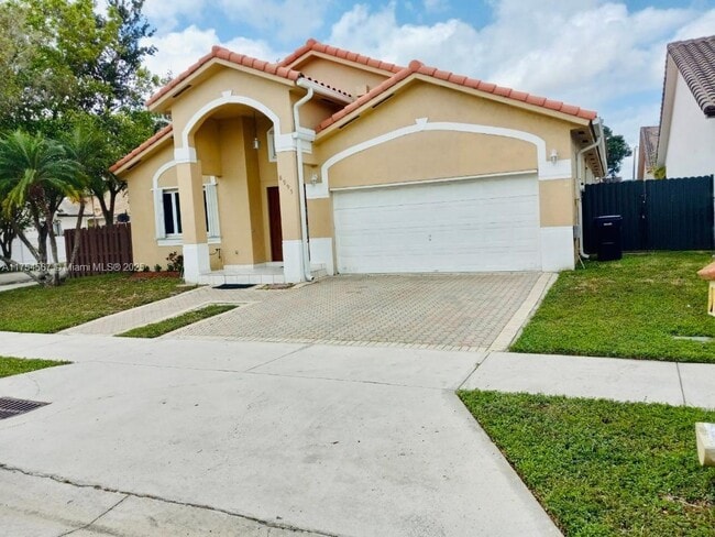 8995 NW 148th St in Hialeah, FL - Building Photo - Building Photo
