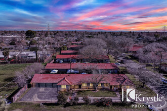 Red Robin Apartments in Sacramento, CA - Foto de edificio - Building Photo