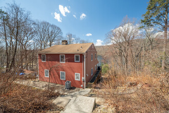 20 Musnug Rd in Danbury, CT - Building Photo - Building Photo