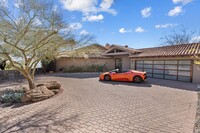 4455 E Moonlight Way in Paradise Valley, AZ - Foto de edificio - Building Photo