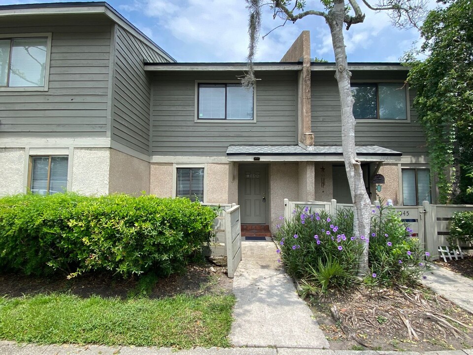 7701 Baymeadows Cir in Jacksonville, FL - Building Photo