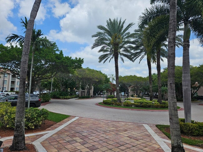 12136 St.Andrews Pl in Miramar, FL - Building Photo - Building Photo