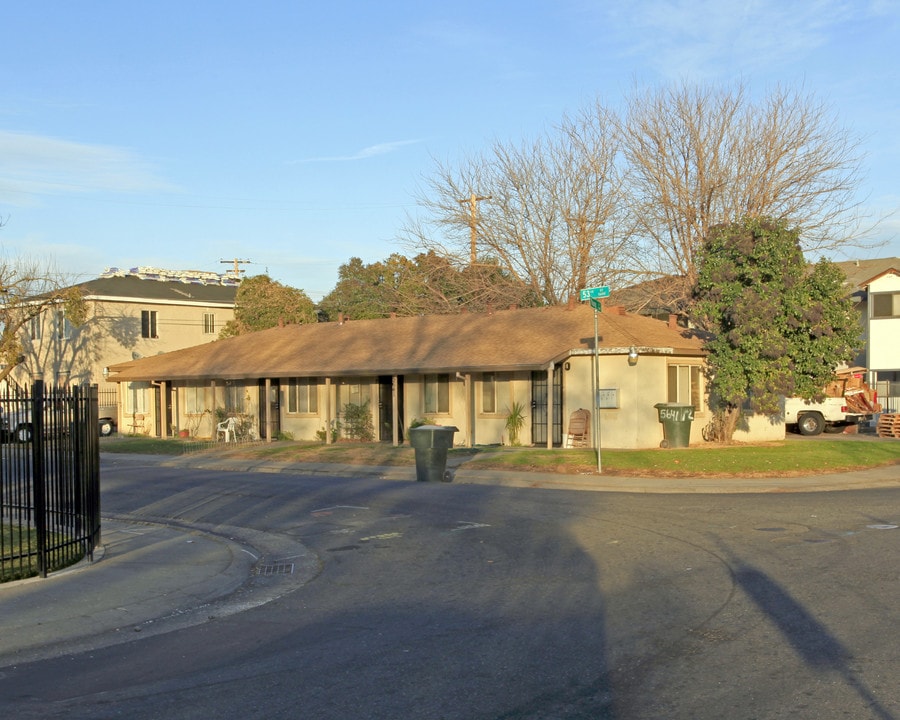 5641 53rd St in Sacramento, CA - Foto de edificio