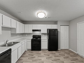 Wilshire Park Apartments in Huntsville, AL - Foto de edificio - Building Photo