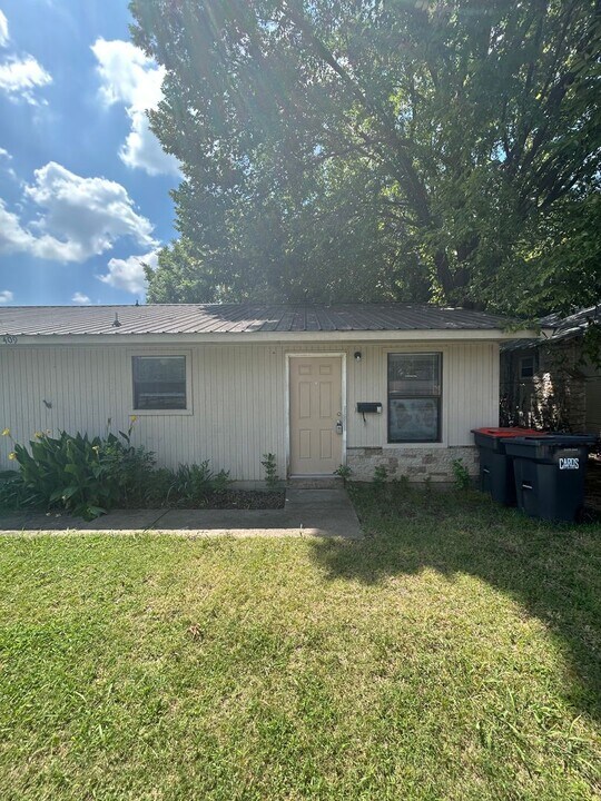 409 W Johnson Ave in Springdale, AR - Building Photo